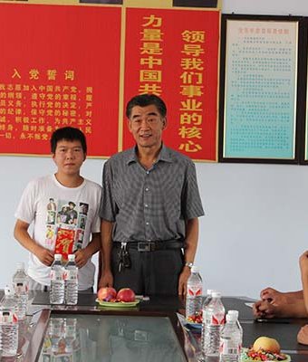 劉總與資助學(xué)生合影