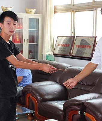 劉總與資助學生合影
