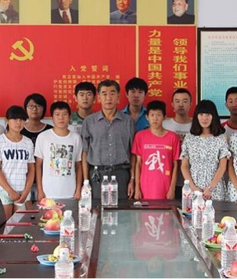 劉總與資助學(xué)生合影