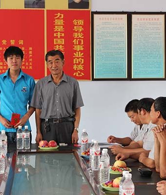 劉總與資助學(xué)生合影