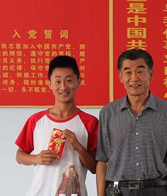 劉總與資助學(xué)生合影