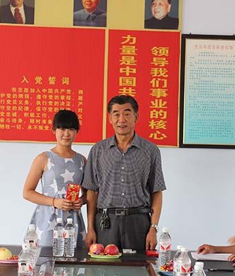 劉總與資助學(xué)生合影