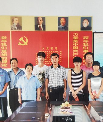 劉總與資助學生合影